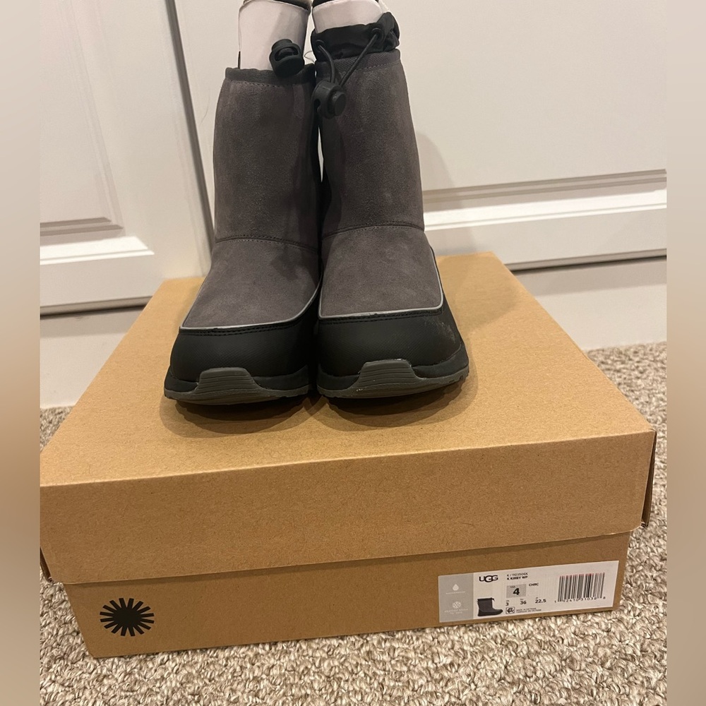 New With Tags UGG Kirby Kids Boots Size 4